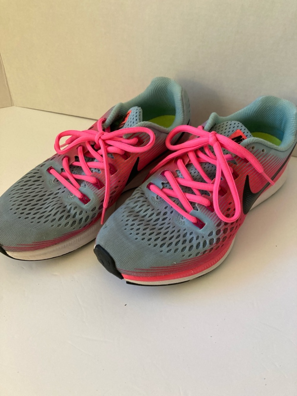 Nike Women's Zoom Pegasus 34 Sky Blue Running Shoes with Hot Pink Laces size 9